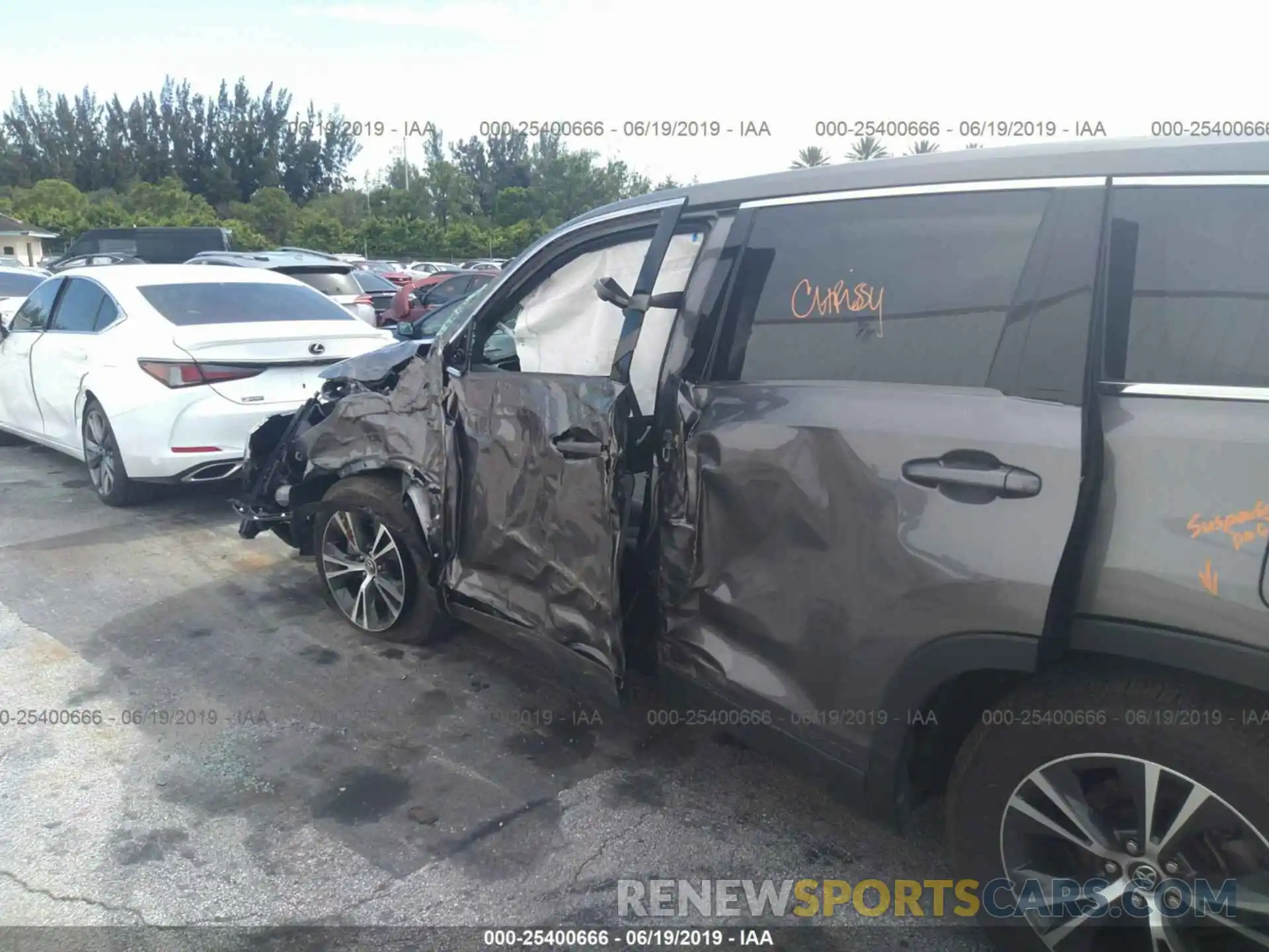 6 Photograph of a damaged car 5TDZZRFH8KS293211 TOYOTA HIGHLANDER 2019