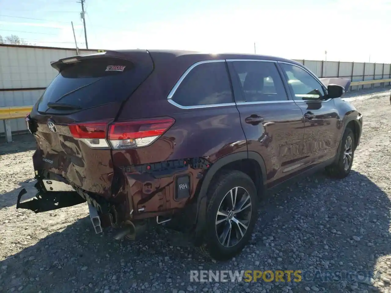 4 Photograph of a damaged car 5TDZZRFH8KS296643 TOYOTA HIGHLANDER 2019