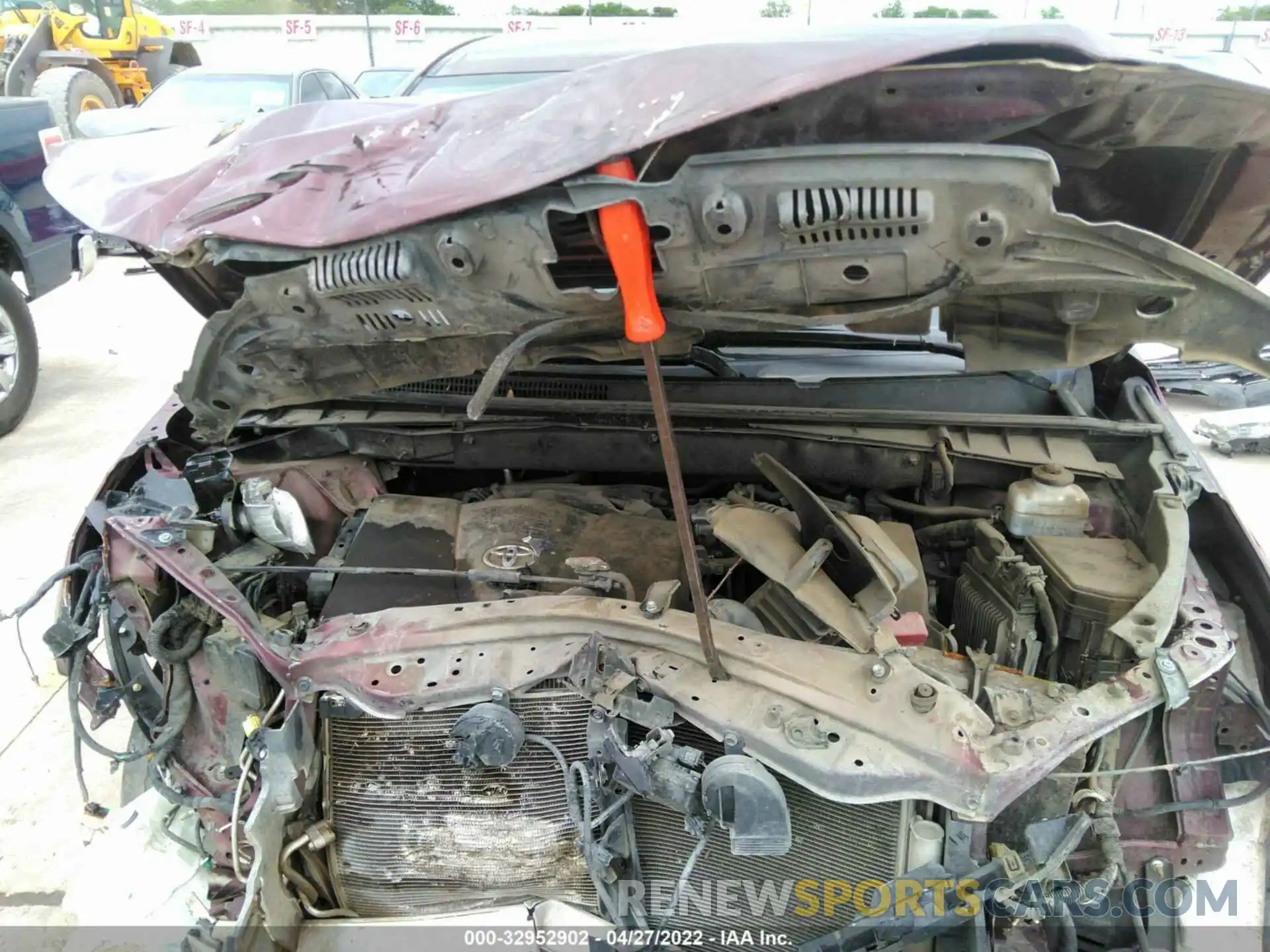 10 Photograph of a damaged car 5TDZZRFH8KS302635 TOYOTA HIGHLANDER 2019