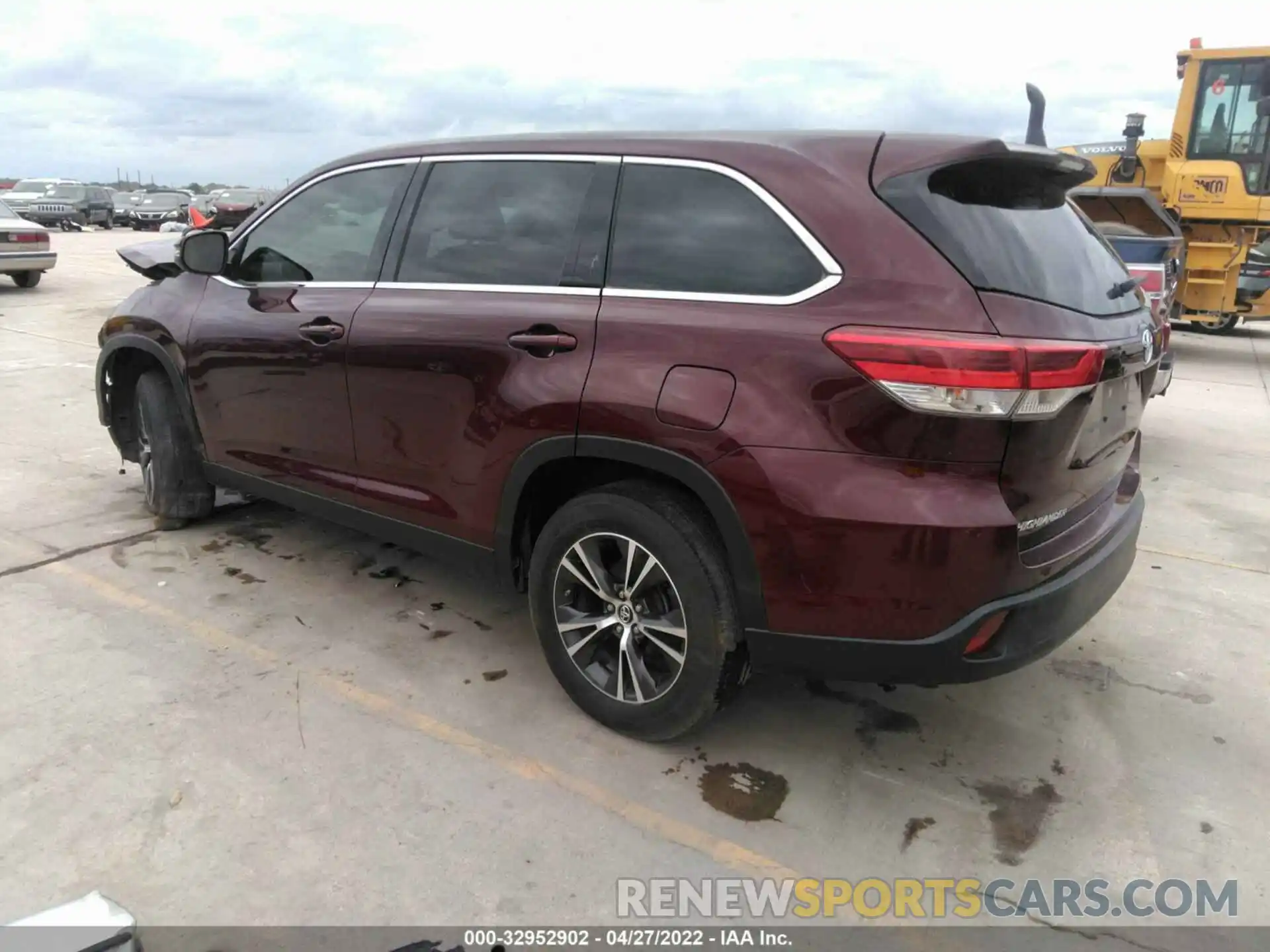 3 Photograph of a damaged car 5TDZZRFH8KS302635 TOYOTA HIGHLANDER 2019