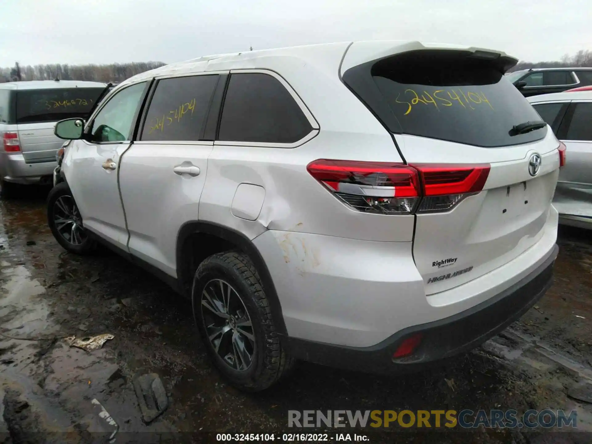 3 Photograph of a damaged car 5TDZZRFH8KS303283 TOYOTA HIGHLANDER 2019