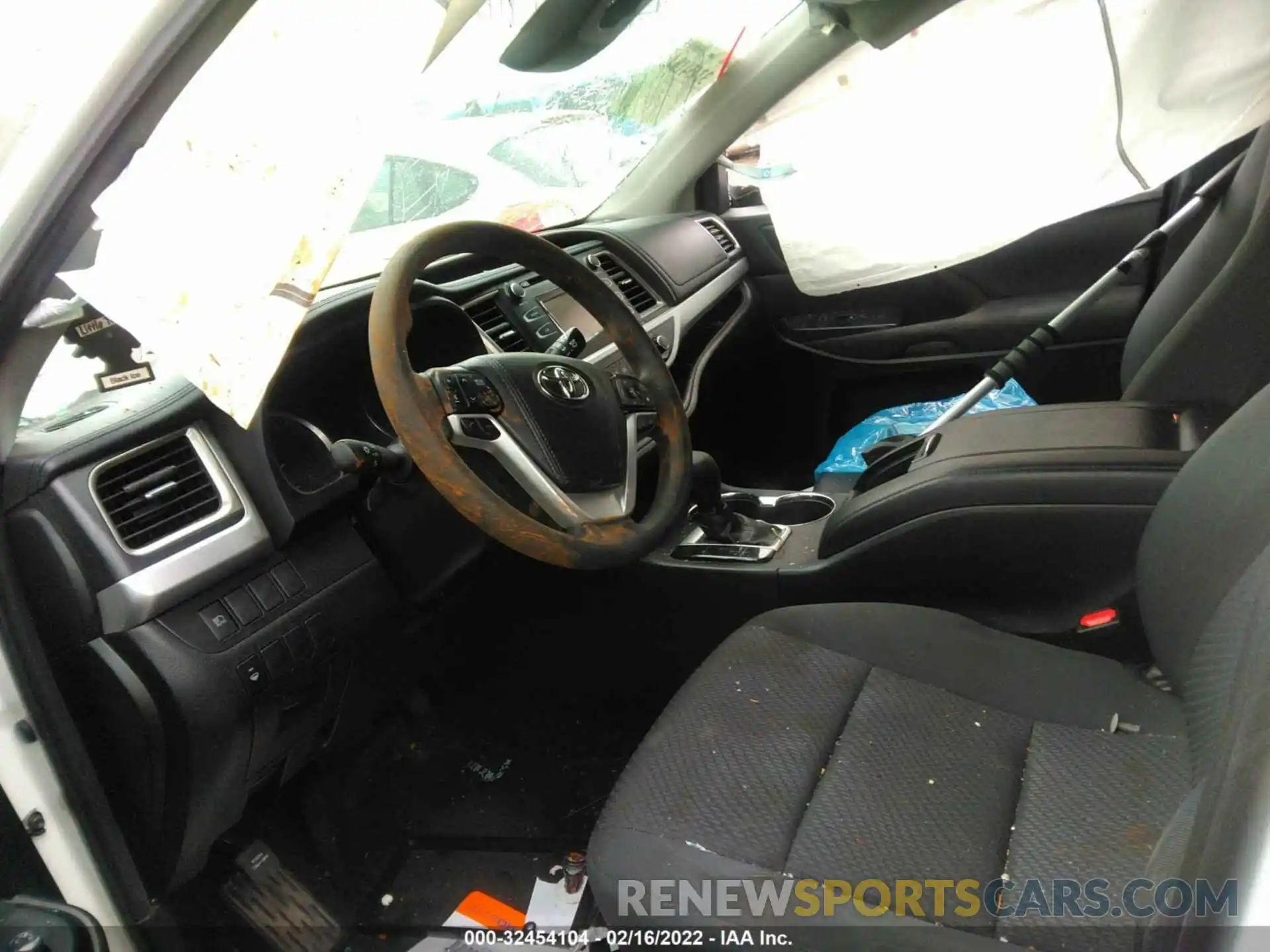 5 Photograph of a damaged car 5TDZZRFH8KS303283 TOYOTA HIGHLANDER 2019