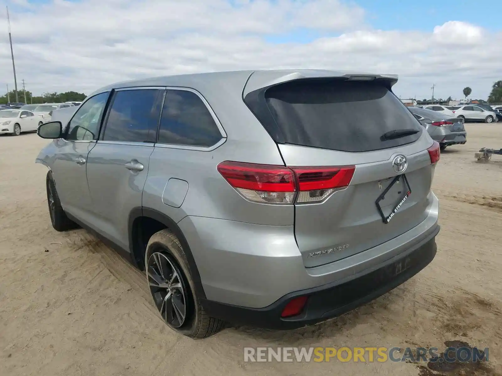 3 Photograph of a damaged car 5TDZZRFH8KS304305 TOYOTA HIGHLANDER 2019