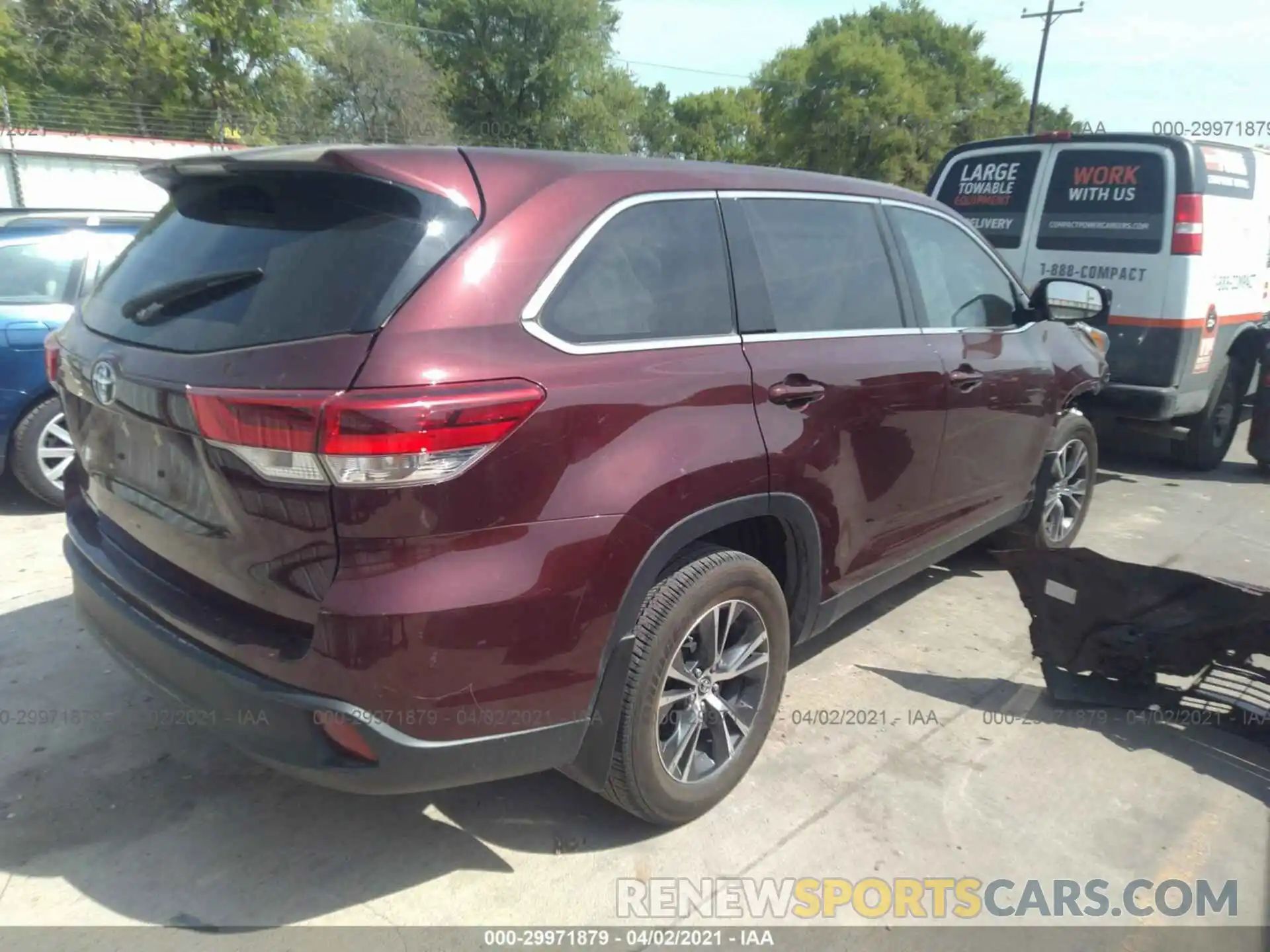 4 Photograph of a damaged car 5TDZZRFH8KS317586 TOYOTA HIGHLANDER 2019