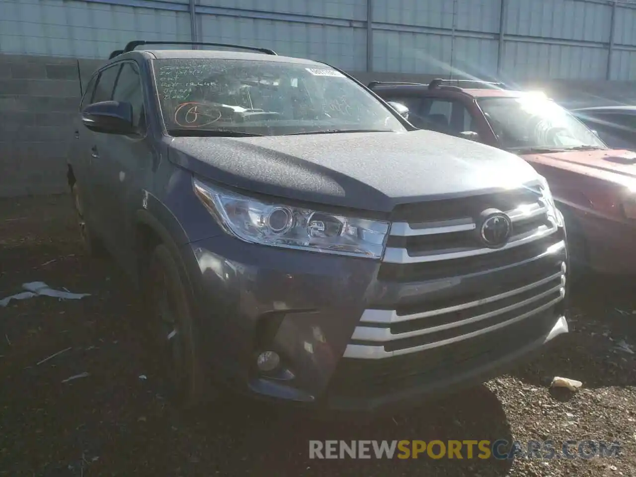 1 Photograph of a damaged car 5TDZZRFH8KS318916 TOYOTA HIGHLANDER 2019