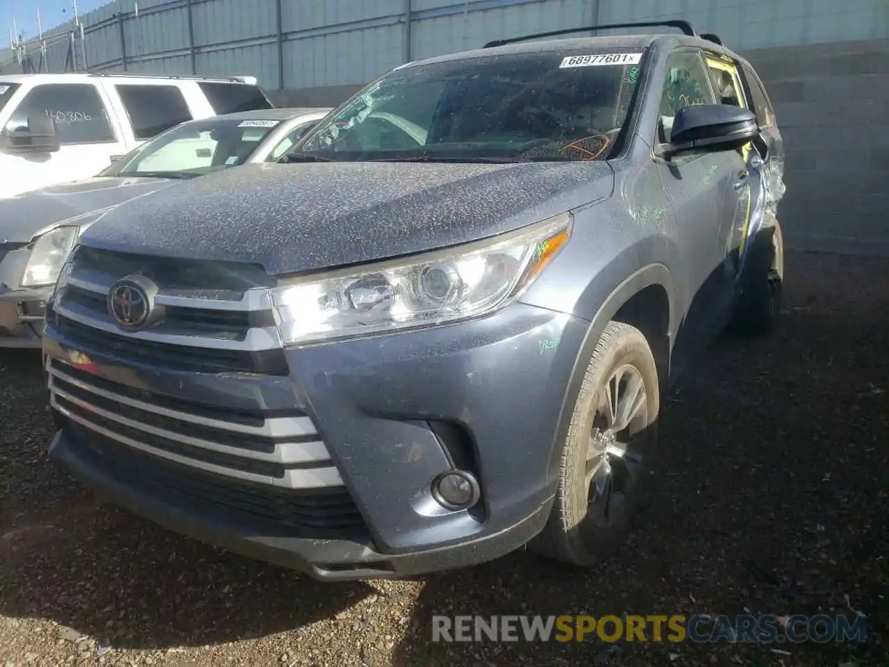 2 Photograph of a damaged car 5TDZZRFH8KS318916 TOYOTA HIGHLANDER 2019