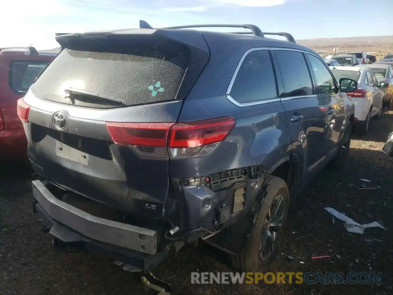 4 Photograph of a damaged car 5TDZZRFH8KS318916 TOYOTA HIGHLANDER 2019