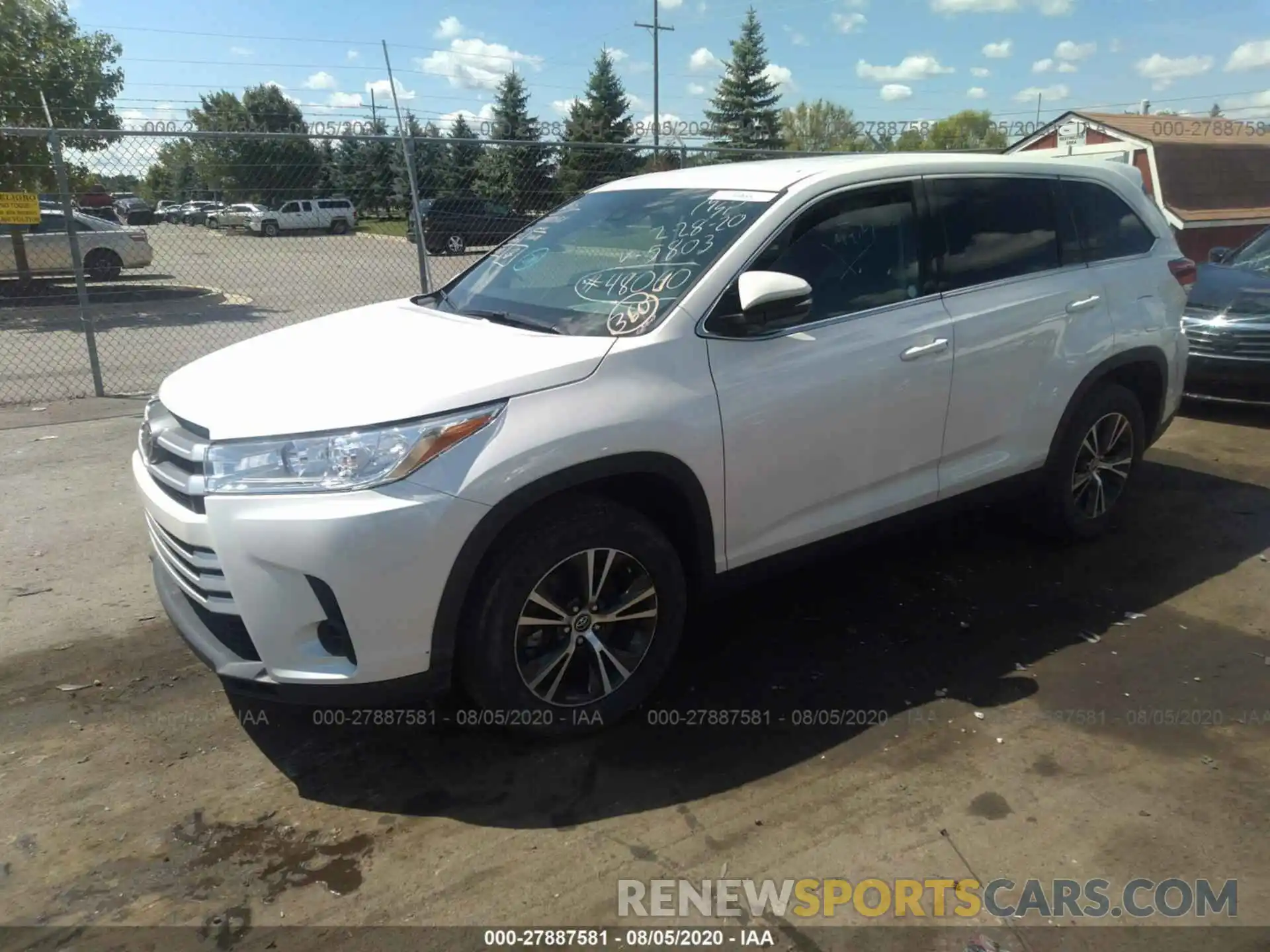 2 Photograph of a damaged car 5TDZZRFH8KS325803 TOYOTA HIGHLANDER 2019