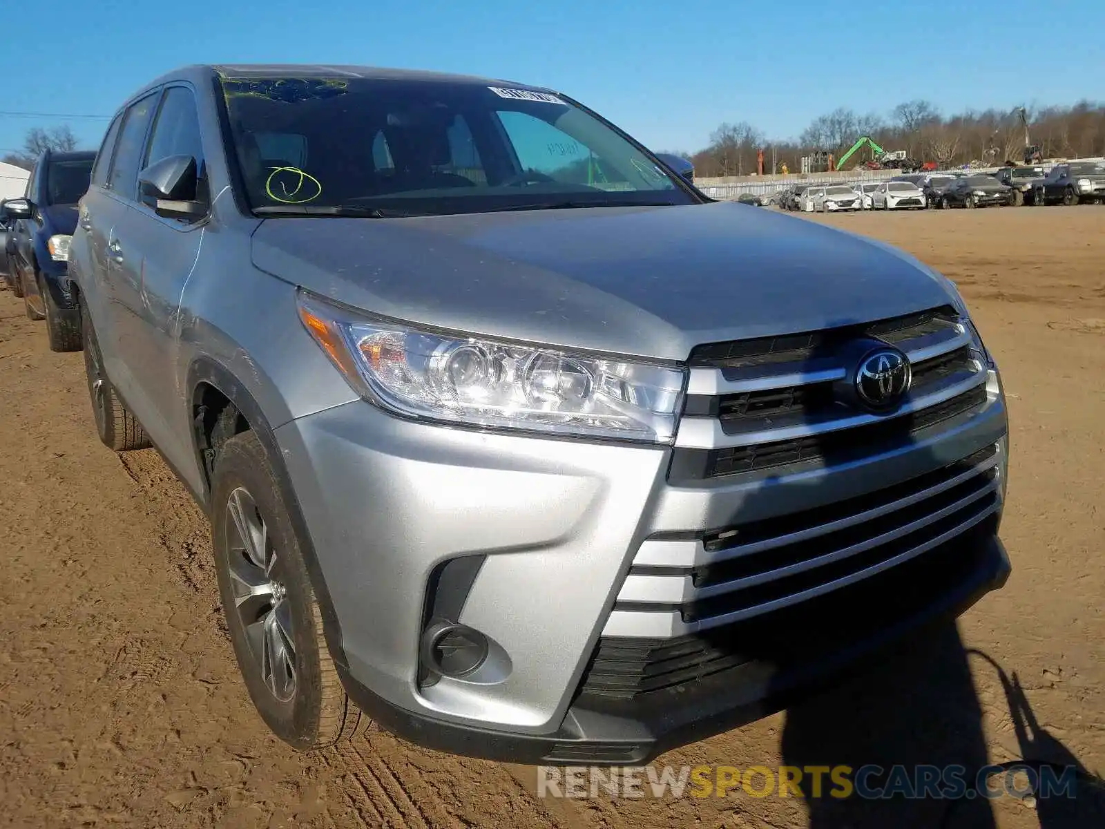 1 Photograph of a damaged car 5TDZZRFH8KS326014 TOYOTA HIGHLANDER 2019