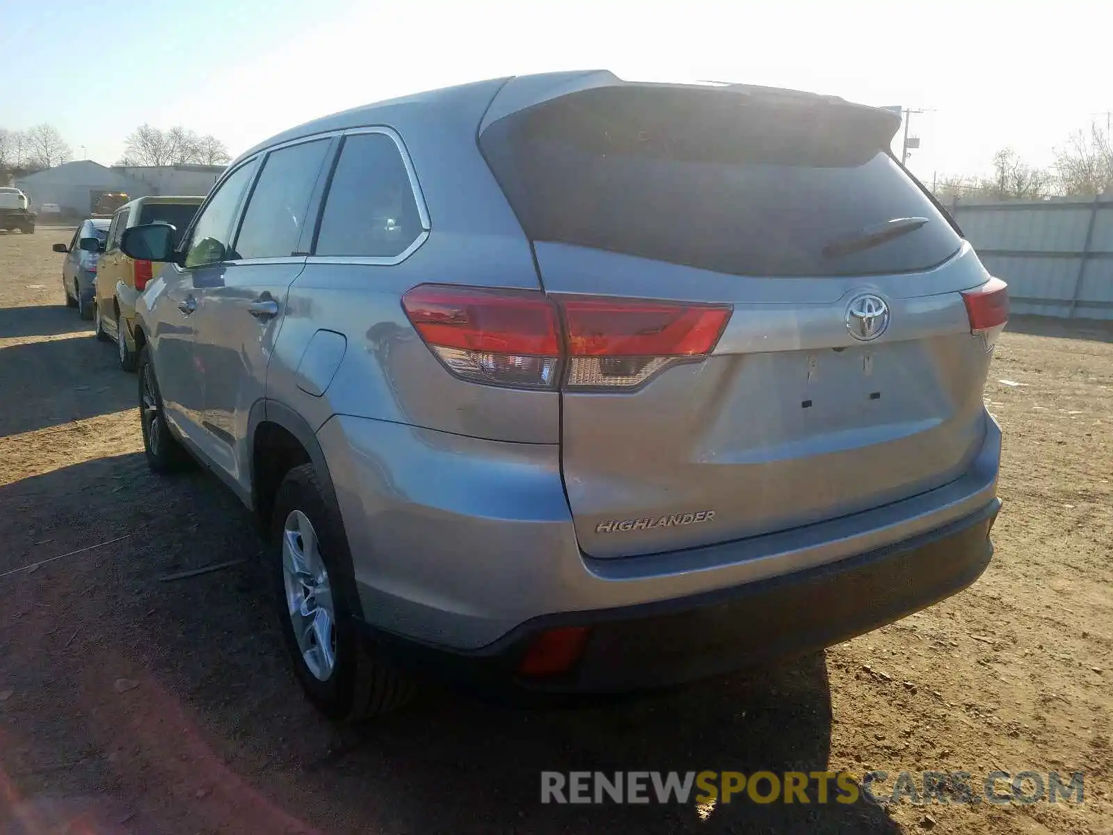 3 Photograph of a damaged car 5TDZZRFH8KS326014 TOYOTA HIGHLANDER 2019