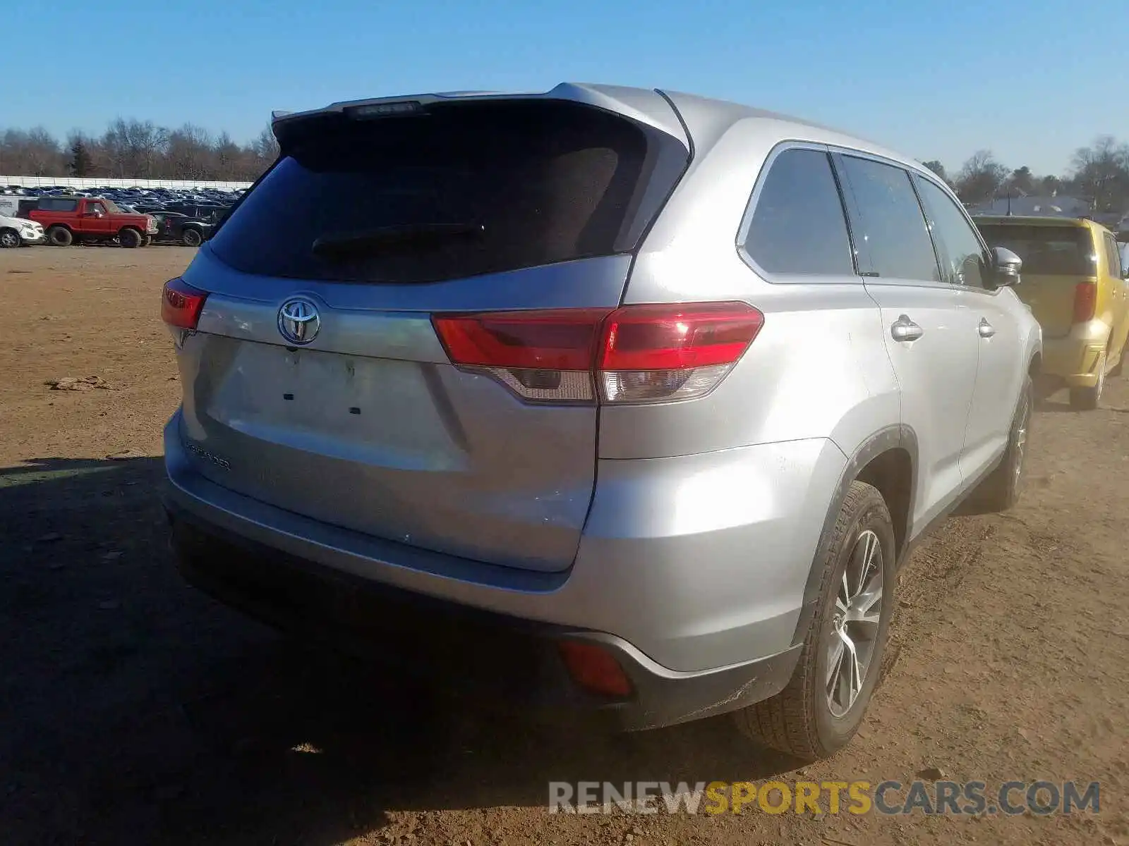 4 Photograph of a damaged car 5TDZZRFH8KS326014 TOYOTA HIGHLANDER 2019