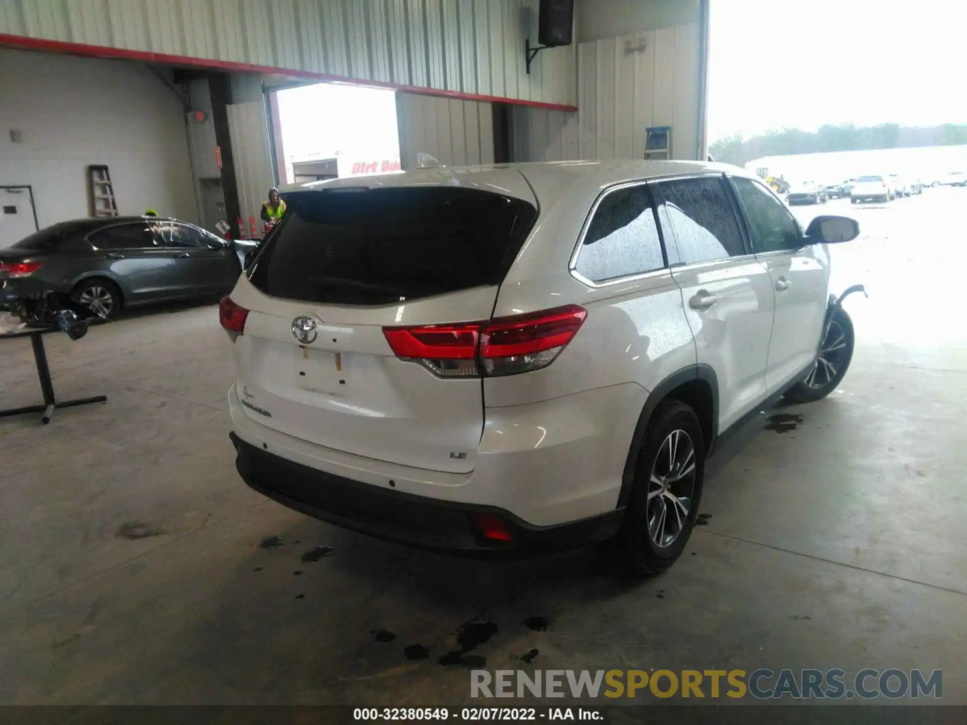 4 Photograph of a damaged car 5TDZZRFH8KS326787 TOYOTA HIGHLANDER 2019