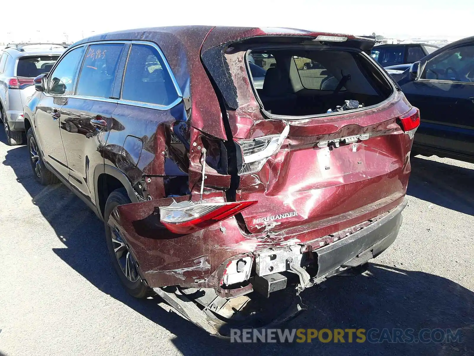 3 Photograph of a damaged car 5TDZZRFH8KS329866 TOYOTA HIGHLANDER 2019