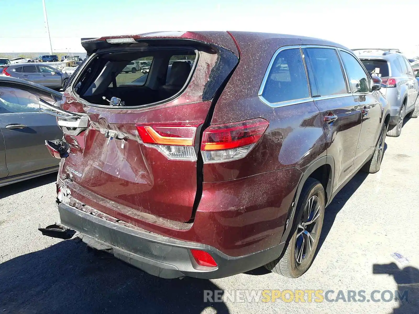 4 Photograph of a damaged car 5TDZZRFH8KS329866 TOYOTA HIGHLANDER 2019