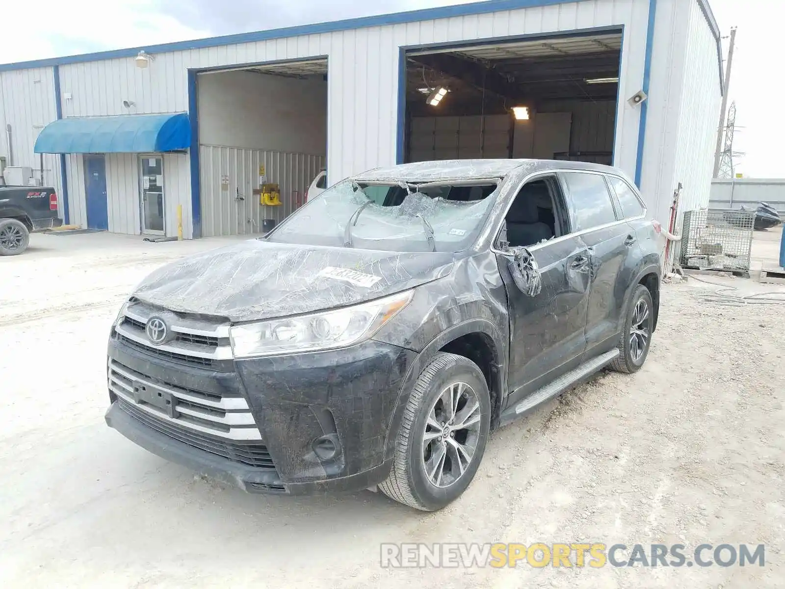 2 Photograph of a damaged car 5TDZZRFH8KS332296 TOYOTA HIGHLANDER 2019