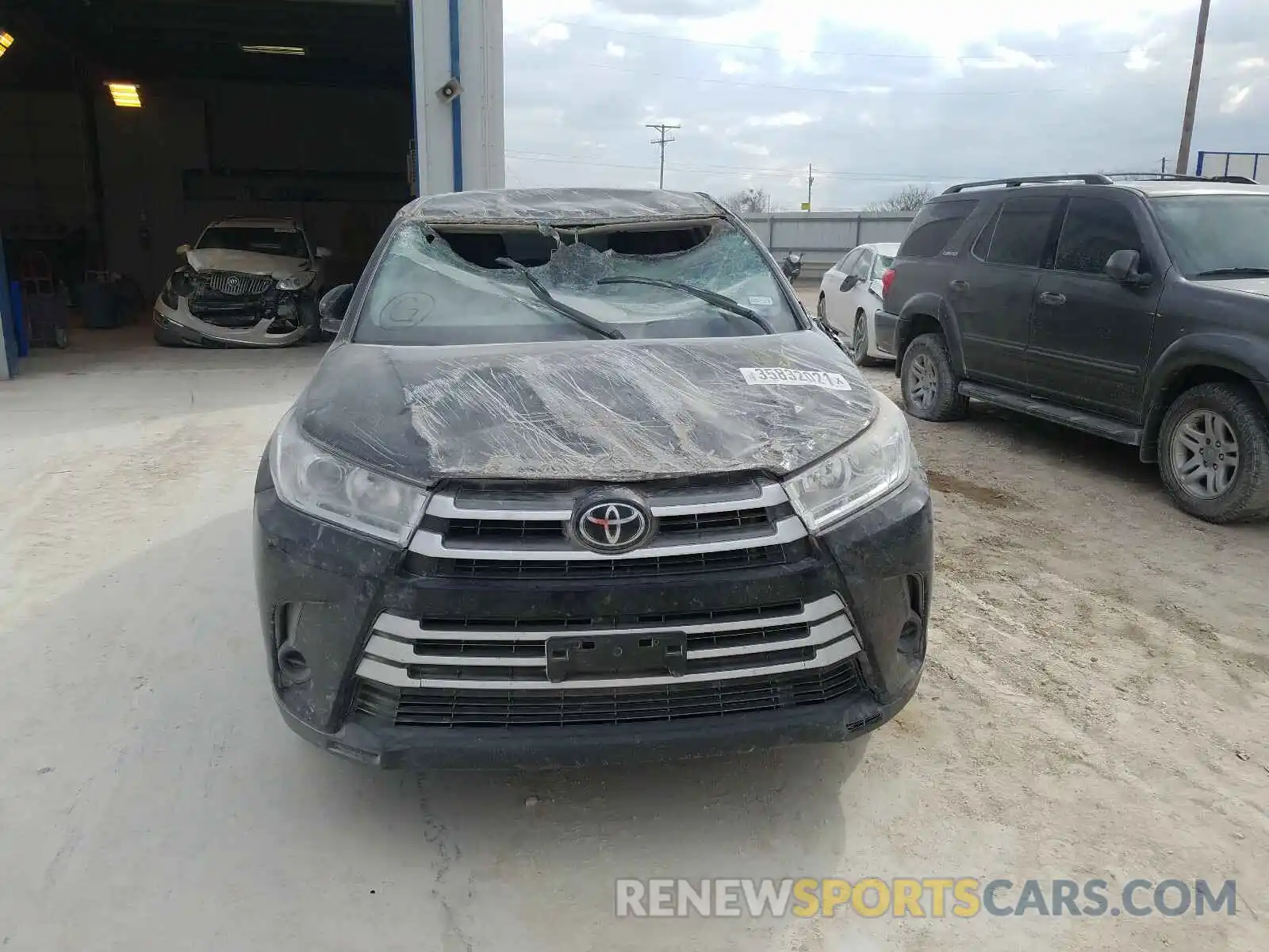 9 Photograph of a damaged car 5TDZZRFH8KS332296 TOYOTA HIGHLANDER 2019