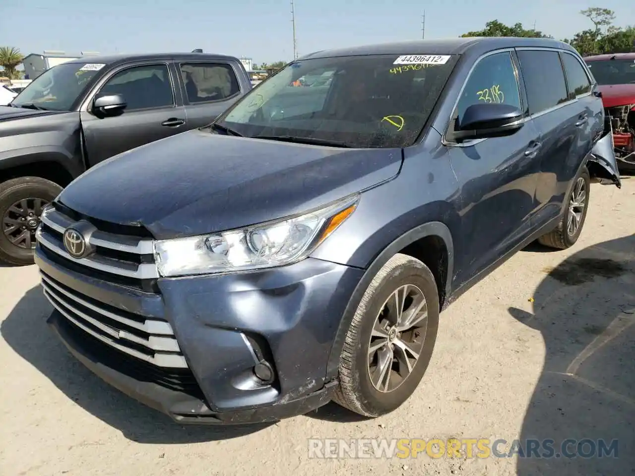 2 Photograph of a damaged car 5TDZZRFH8KS334095 TOYOTA HIGHLANDER 2019