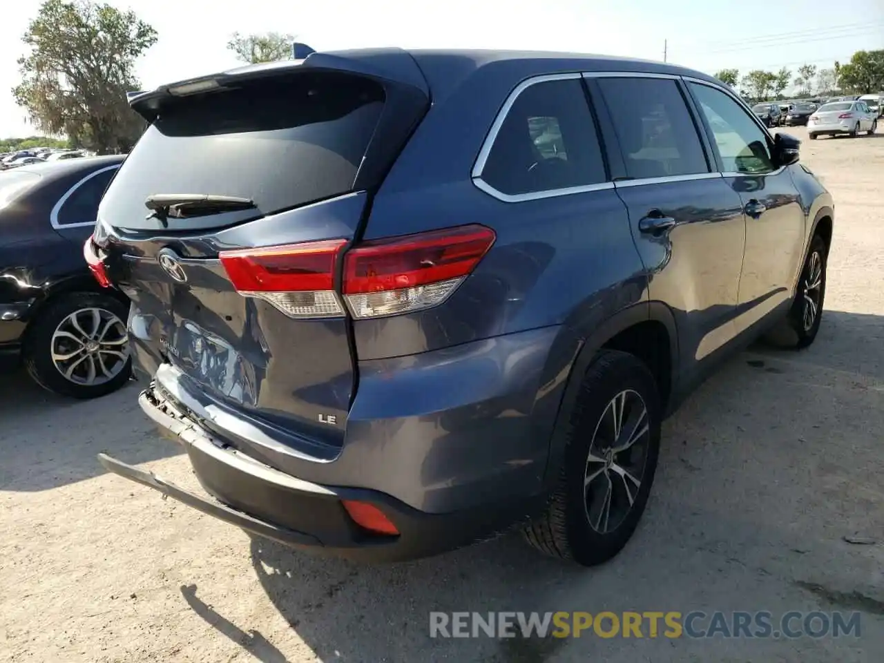 4 Photograph of a damaged car 5TDZZRFH8KS334095 TOYOTA HIGHLANDER 2019