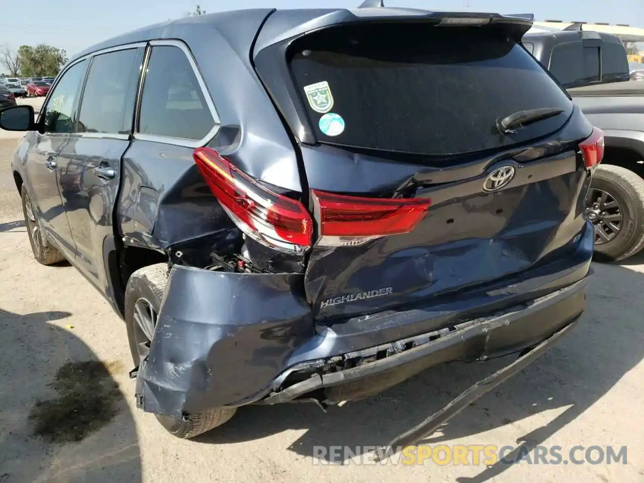 9 Photograph of a damaged car 5TDZZRFH8KS334095 TOYOTA HIGHLANDER 2019