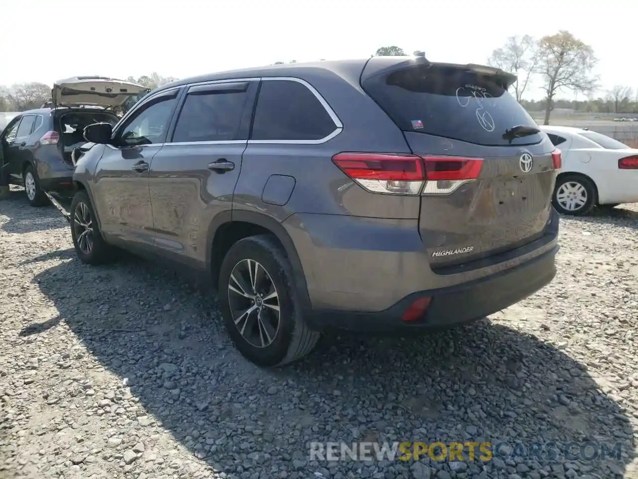 3 Photograph of a damaged car 5TDZZRFH8KS335120 TOYOTA HIGHLANDER 2019