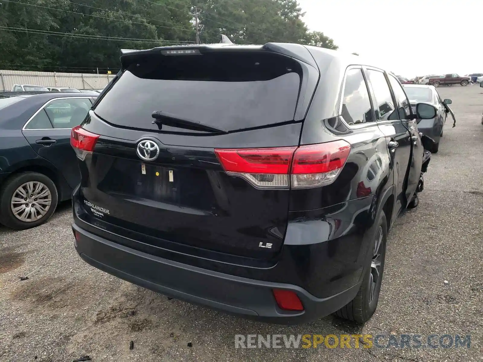 4 Photograph of a damaged car 5TDZZRFH8KS335750 TOYOTA HIGHLANDER 2019