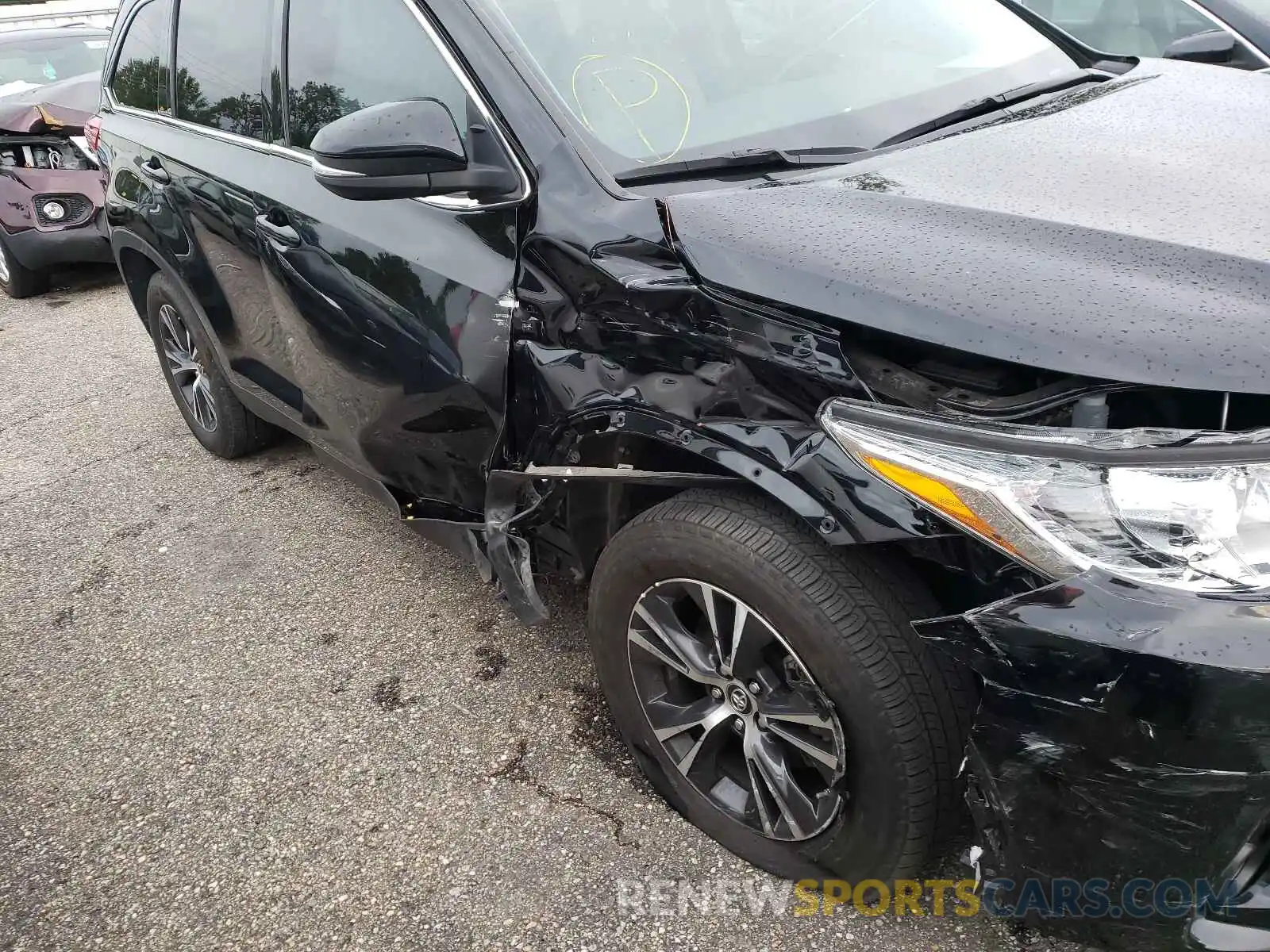 9 Photograph of a damaged car 5TDZZRFH8KS335750 TOYOTA HIGHLANDER 2019