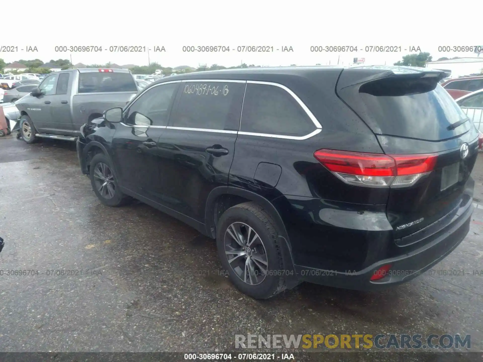 3 Photograph of a damaged car 5TDZZRFH8KS335859 TOYOTA HIGHLANDER 2019