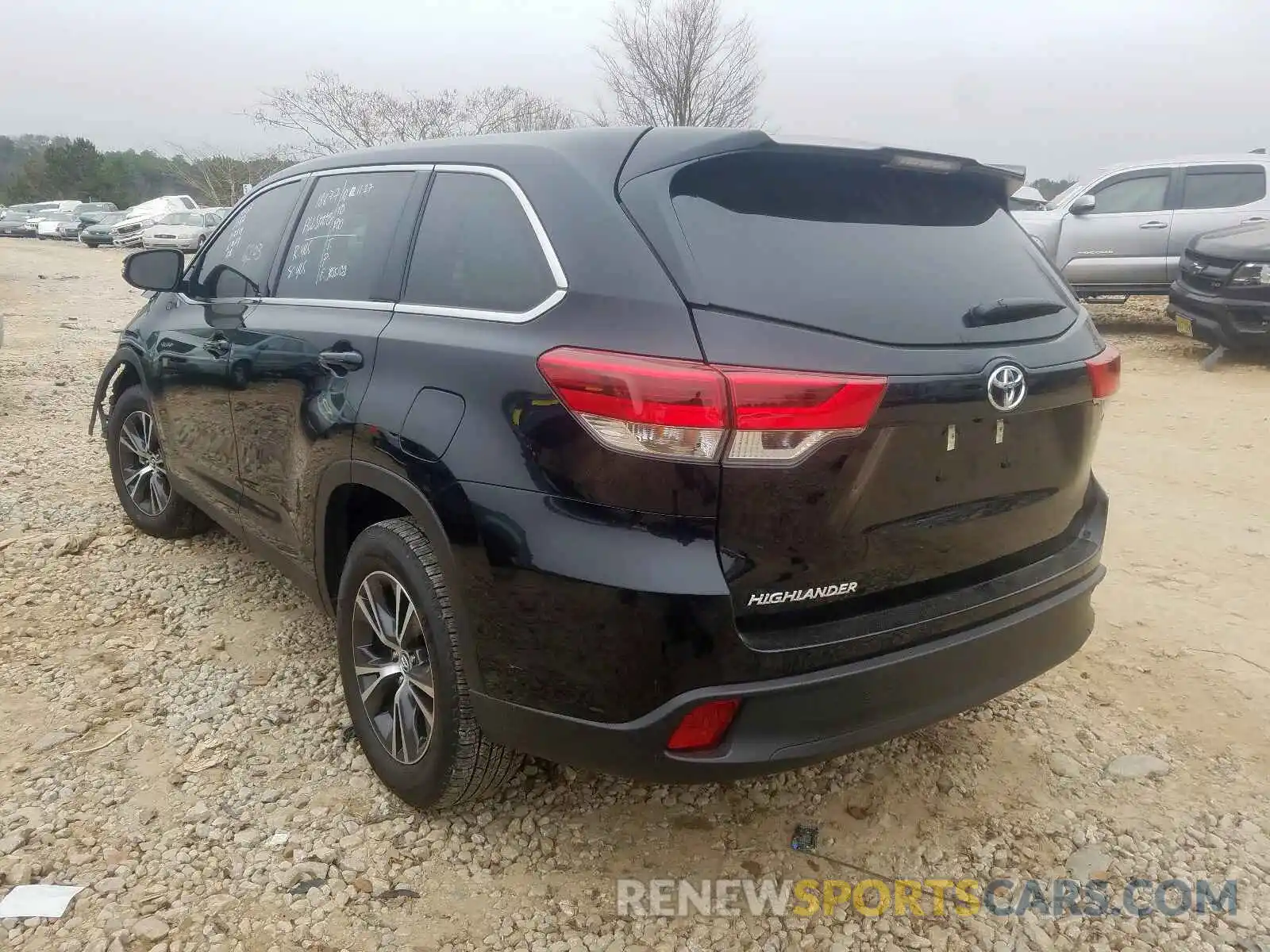 3 Photograph of a damaged car 5TDZZRFH8KS347669 TOYOTA HIGHLANDER 2019