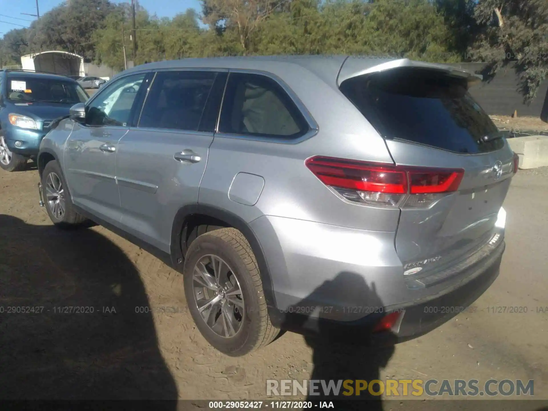 3 Photograph of a damaged car 5TDZZRFH8KS354847 TOYOTA HIGHLANDER 2019