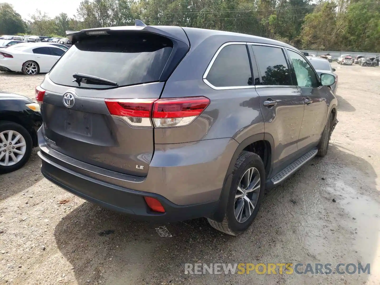 4 Photograph of a damaged car 5TDZZRFH8KS354864 TOYOTA HIGHLANDER 2019