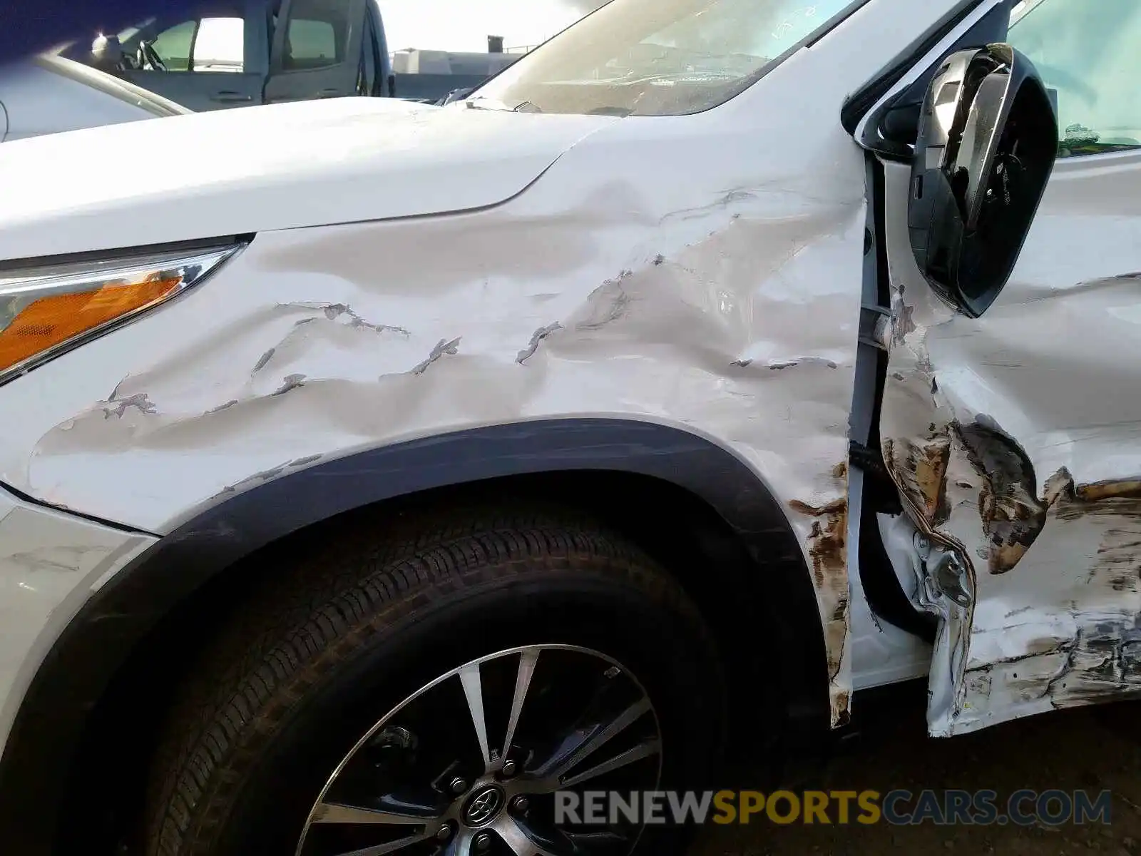 9 Photograph of a damaged car 5TDZZRFH8KS355383 TOYOTA HIGHLANDER 2019