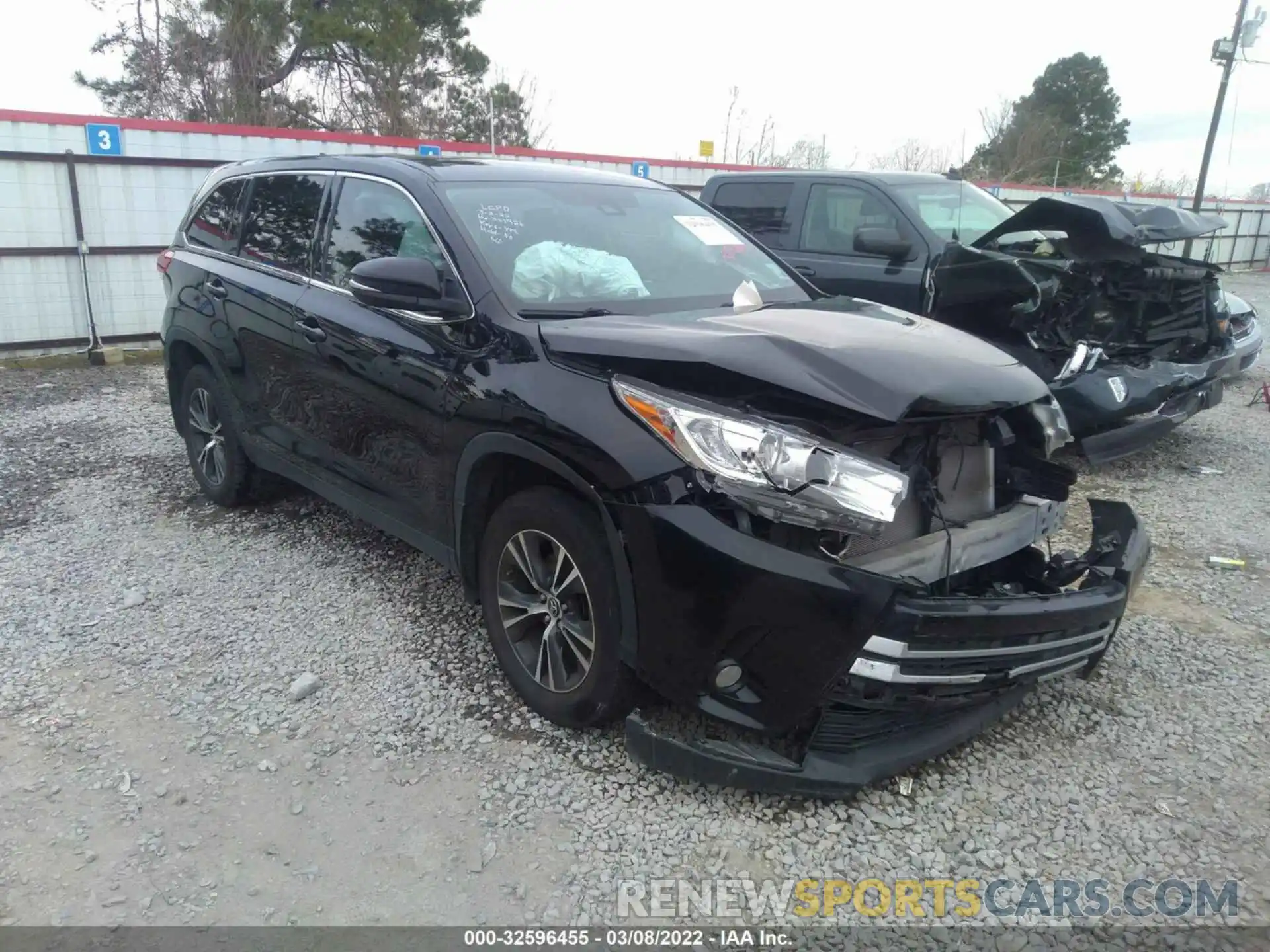 1 Photograph of a damaged car 5TDZZRFH8KS357926 TOYOTA HIGHLANDER 2019