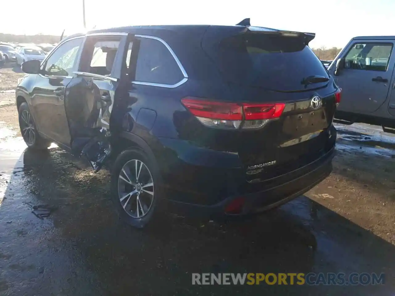 3 Photograph of a damaged car 5TDZZRFH8KS363208 TOYOTA HIGHLANDER 2019