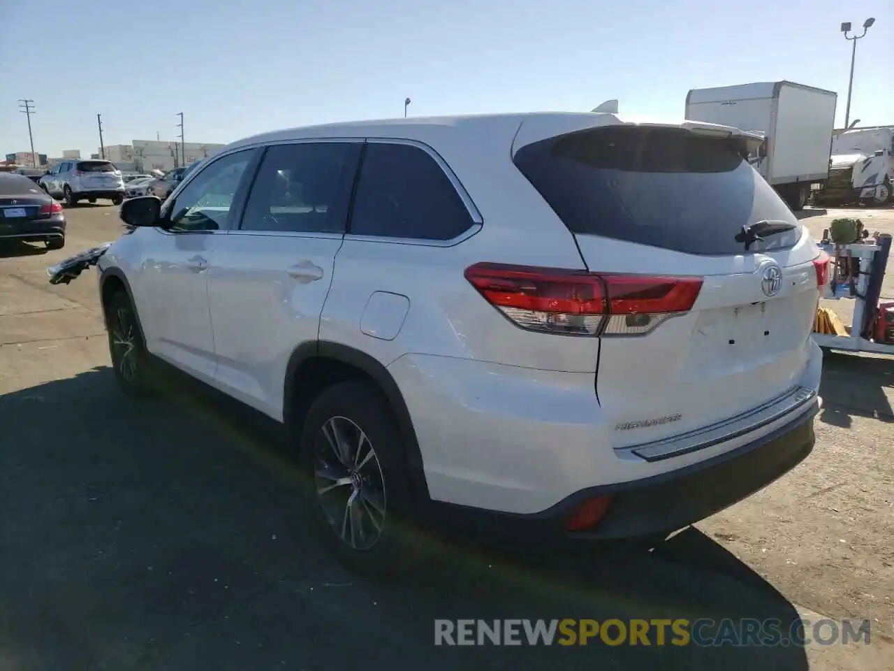 3 Photograph of a damaged car 5TDZZRFH9KS289605 TOYOTA HIGHLANDER 2019