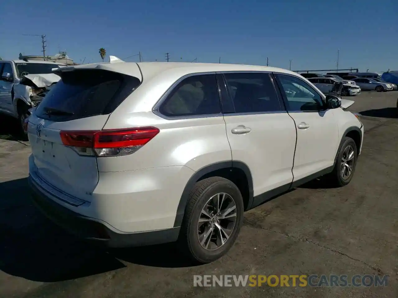 4 Photograph of a damaged car 5TDZZRFH9KS289605 TOYOTA HIGHLANDER 2019