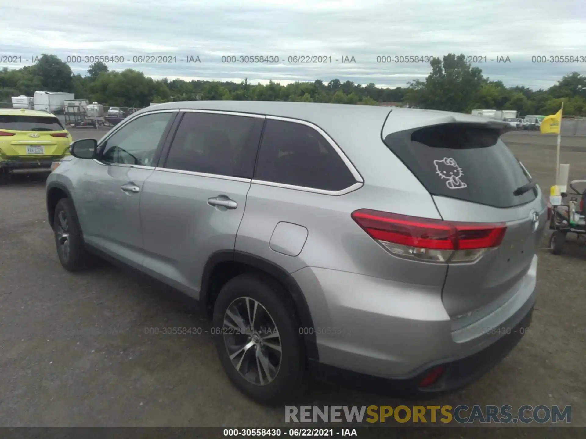 3 Photograph of a damaged car 5TDZZRFH9KS290513 TOYOTA HIGHLANDER 2019