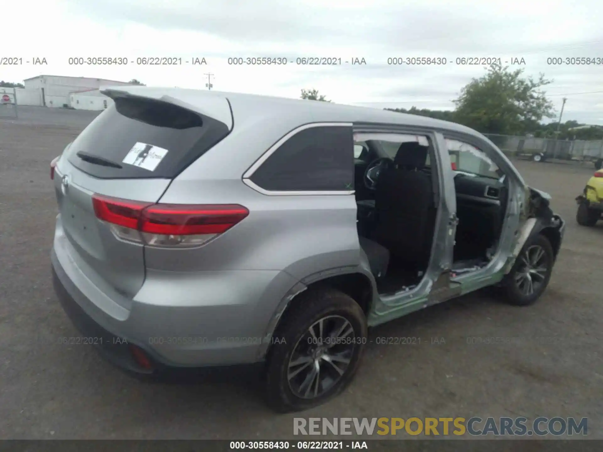 4 Photograph of a damaged car 5TDZZRFH9KS290513 TOYOTA HIGHLANDER 2019