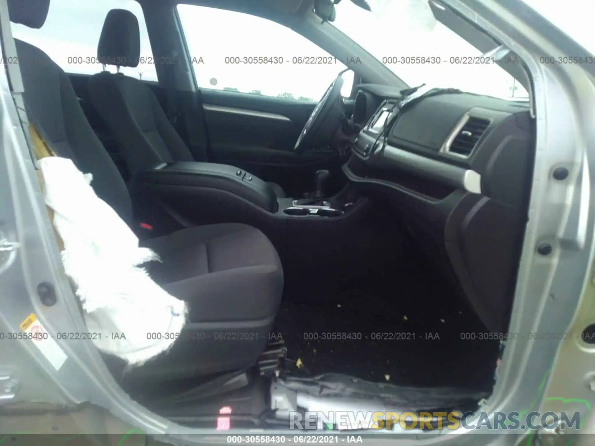 5 Photograph of a damaged car 5TDZZRFH9KS290513 TOYOTA HIGHLANDER 2019