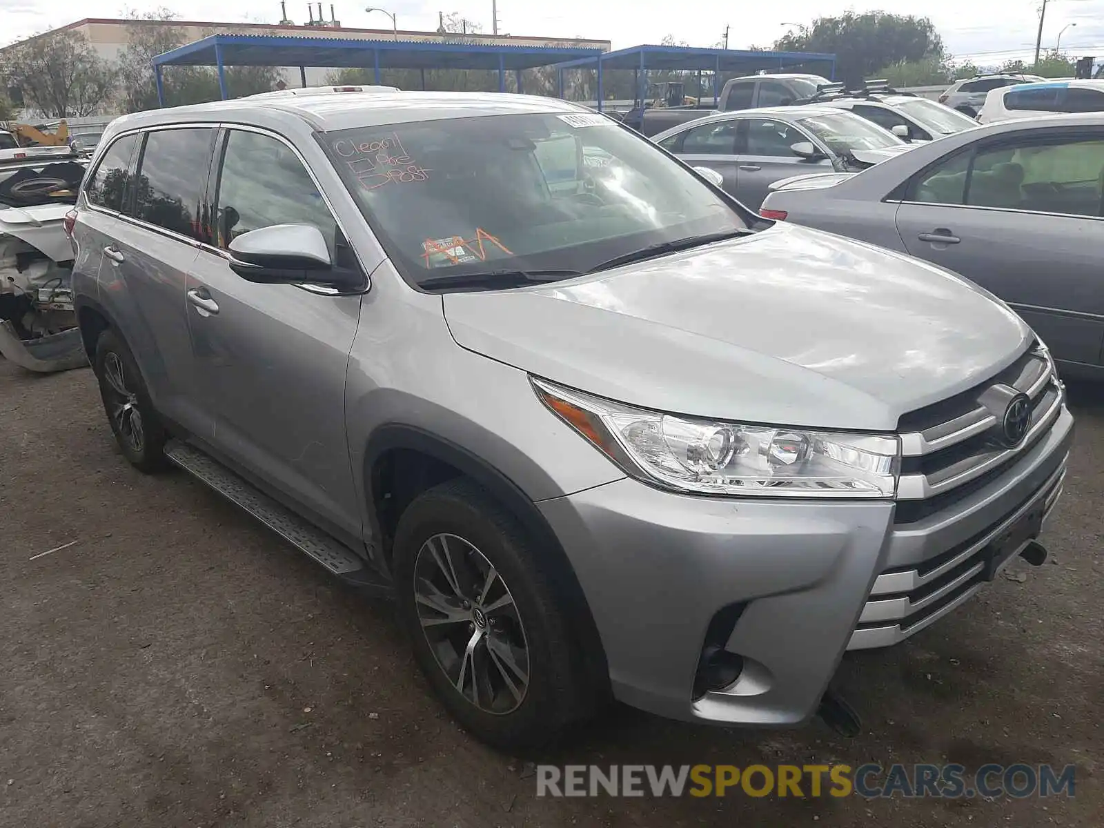 1 Photograph of a damaged car 5TDZZRFH9KS290592 TOYOTA HIGHLANDER 2019