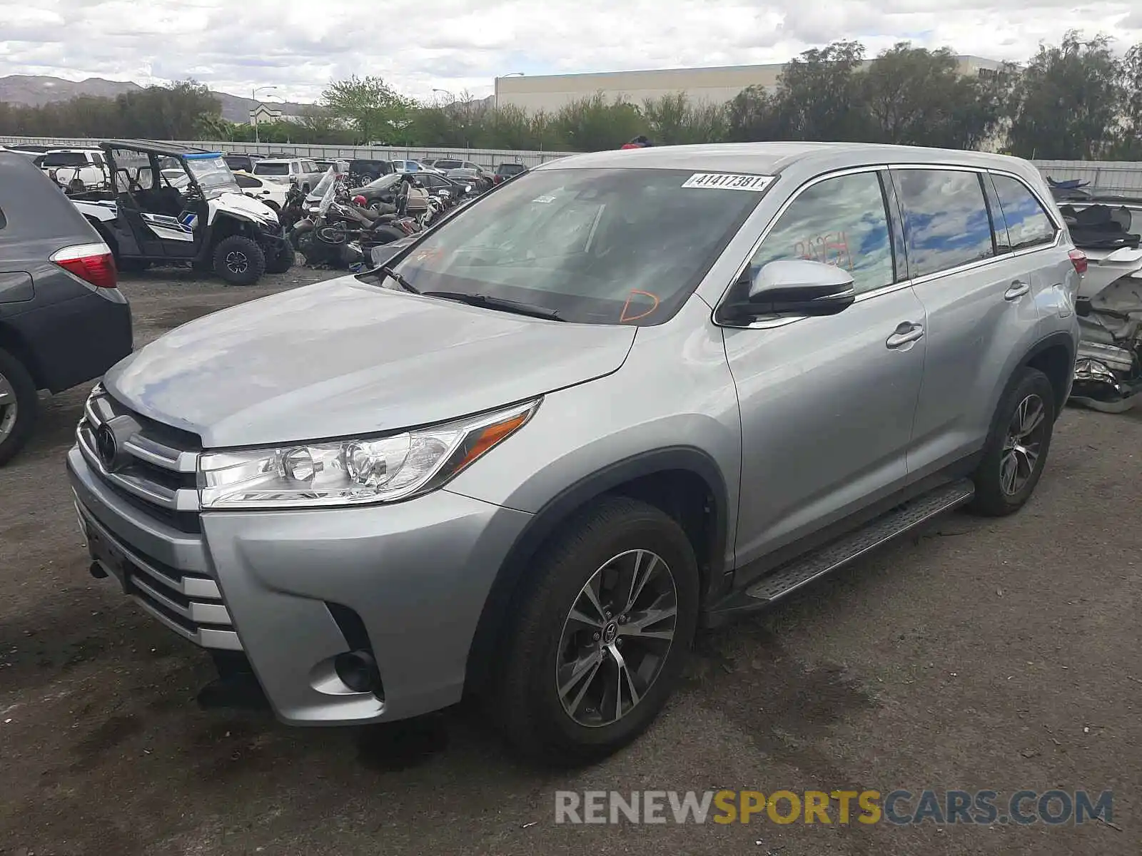 2 Photograph of a damaged car 5TDZZRFH9KS290592 TOYOTA HIGHLANDER 2019