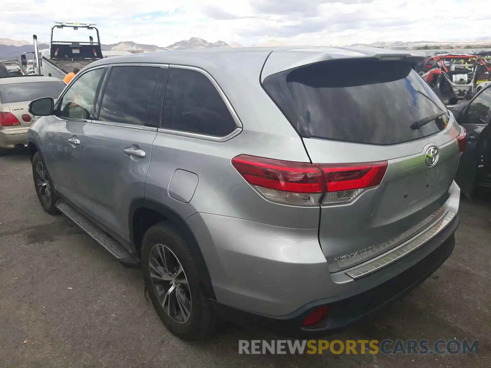 3 Photograph of a damaged car 5TDZZRFH9KS290592 TOYOTA HIGHLANDER 2019