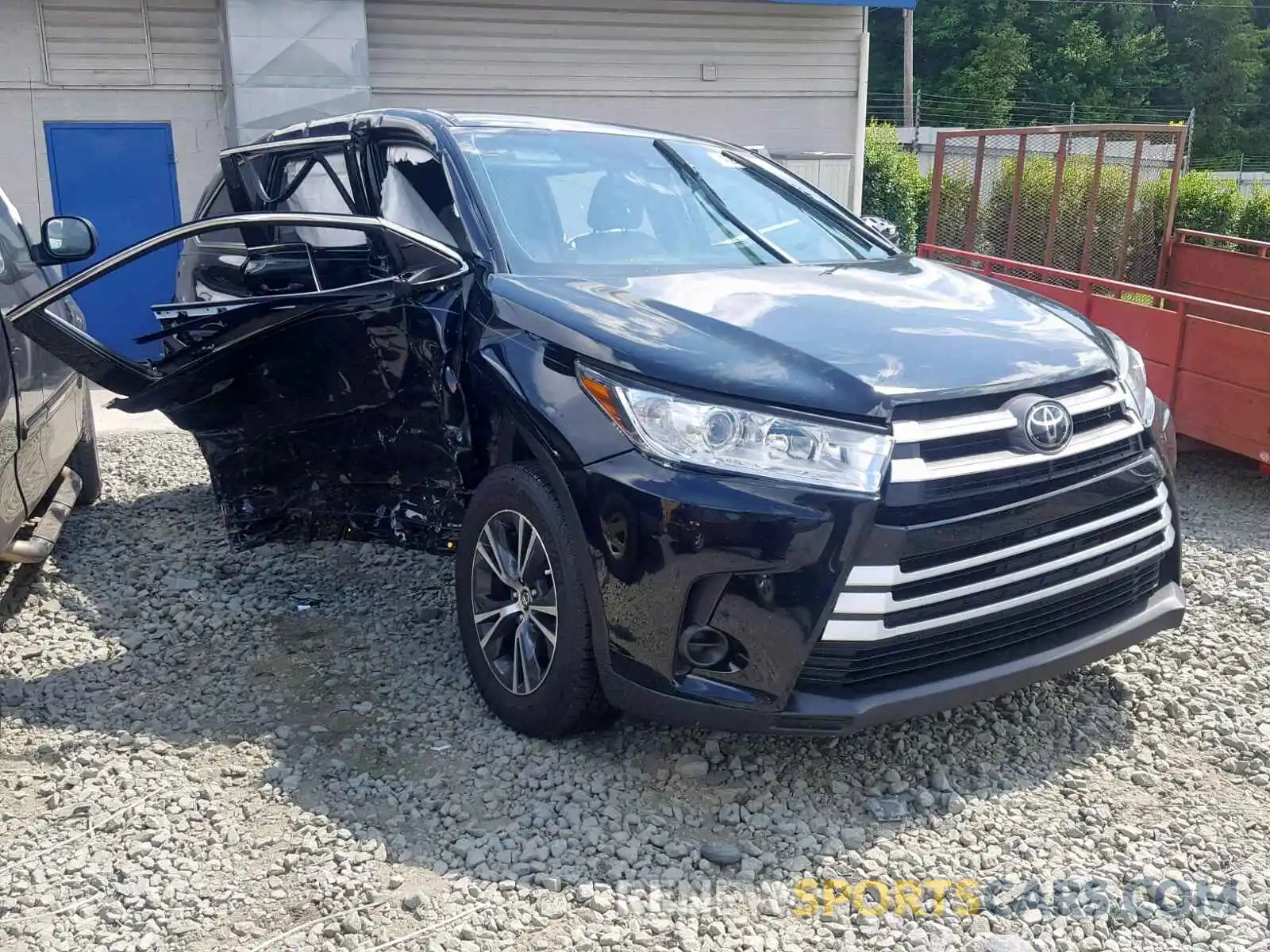 1 Photograph of a damaged car 5TDZZRFH9KS290981 TOYOTA HIGHLANDER 2019