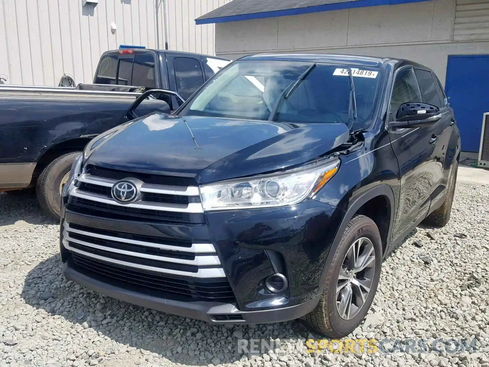 2 Photograph of a damaged car 5TDZZRFH9KS290981 TOYOTA HIGHLANDER 2019