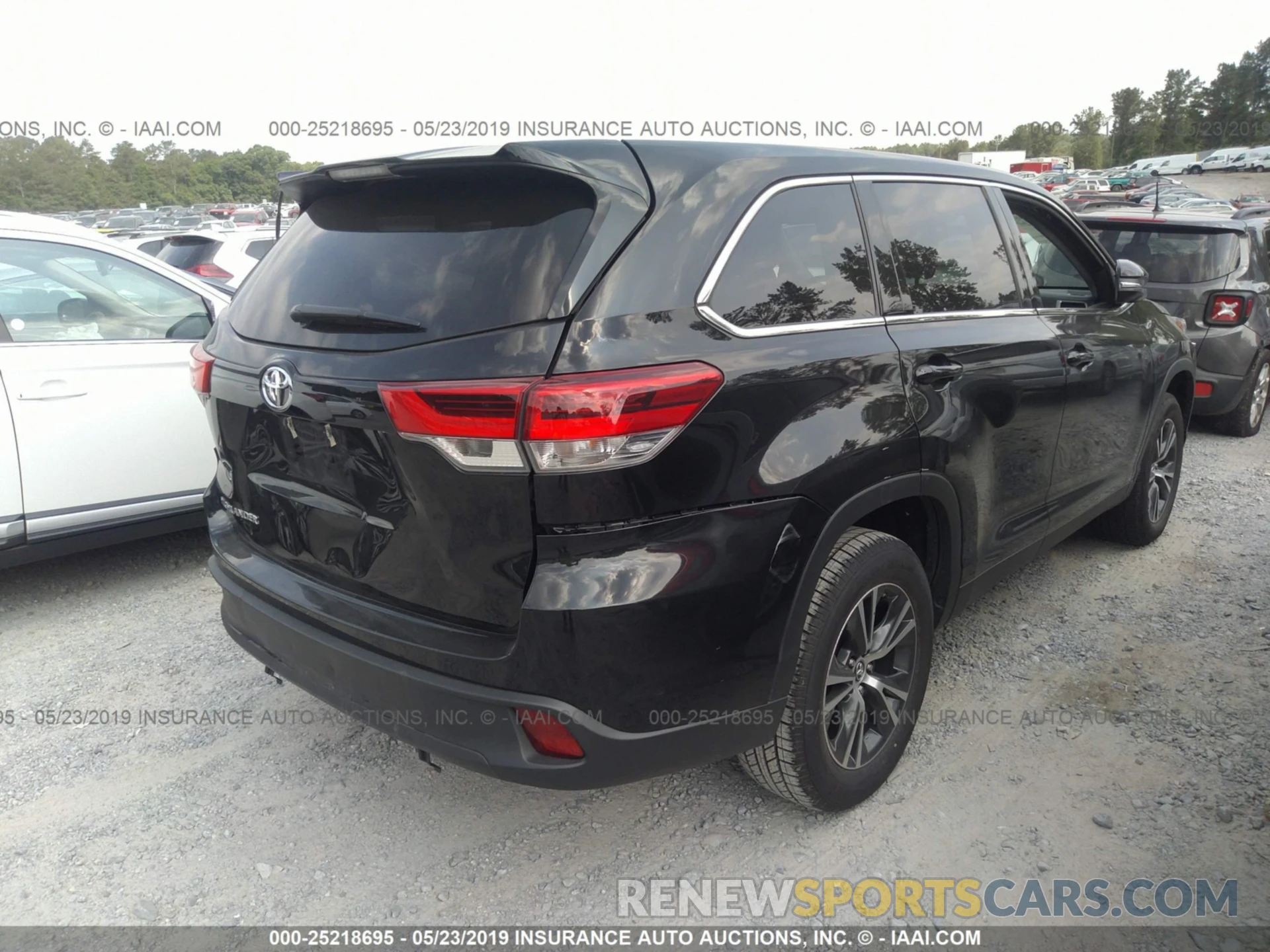 3 Photograph of a damaged car 5TDZZRFH9KS290995 TOYOTA HIGHLANDER 2019