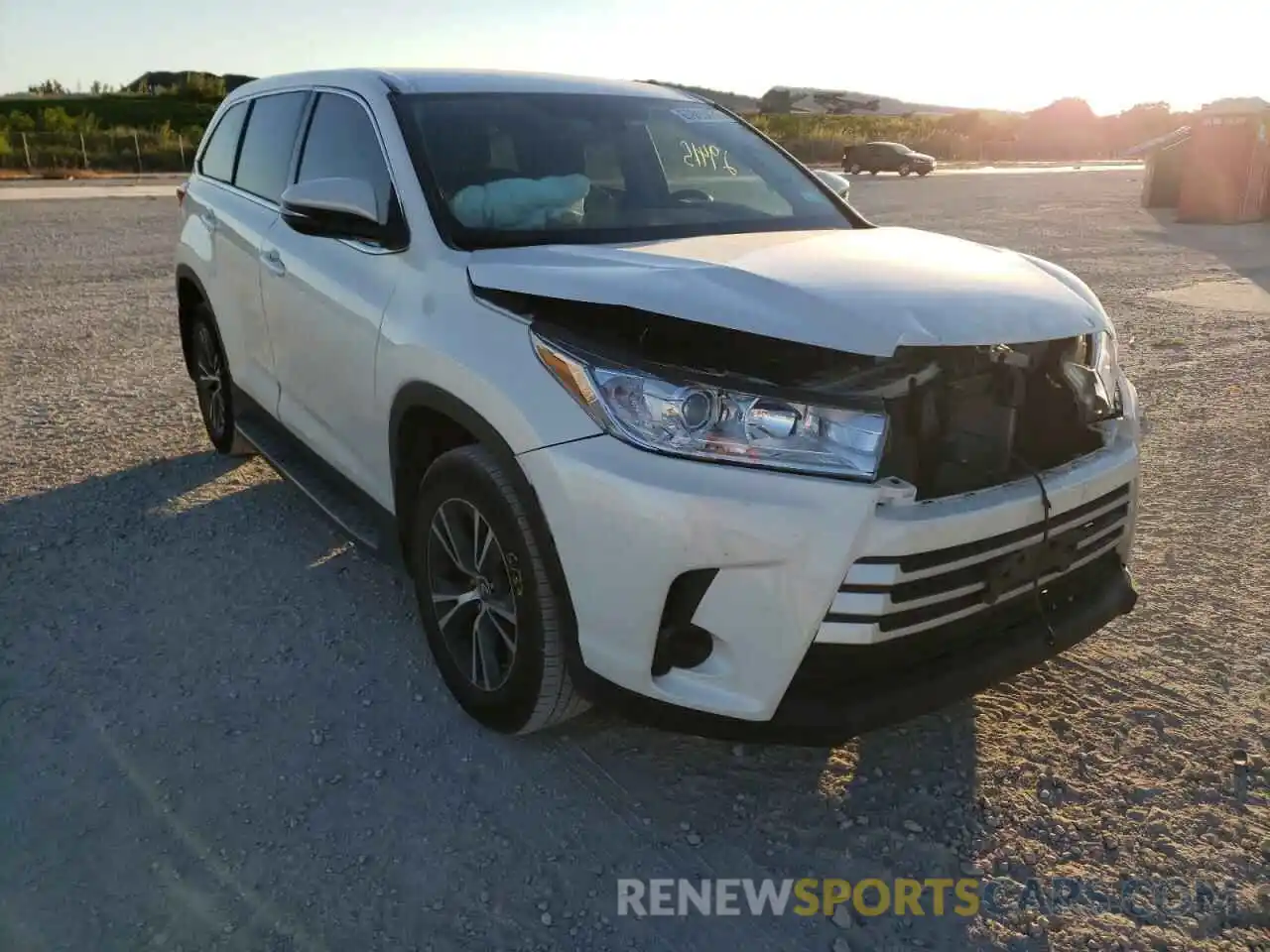 1 Photograph of a damaged car 5TDZZRFH9KS302708 TOYOTA HIGHLANDER 2019