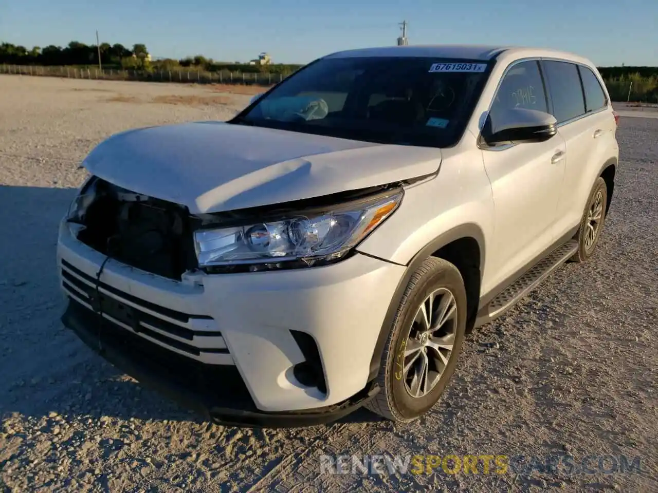 2 Photograph of a damaged car 5TDZZRFH9KS302708 TOYOTA HIGHLANDER 2019