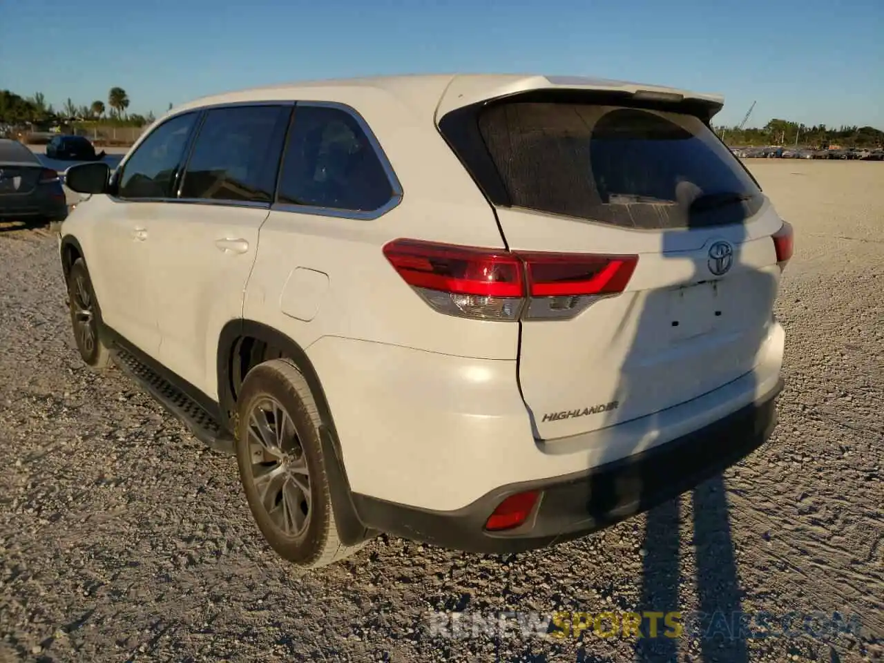 3 Photograph of a damaged car 5TDZZRFH9KS302708 TOYOTA HIGHLANDER 2019