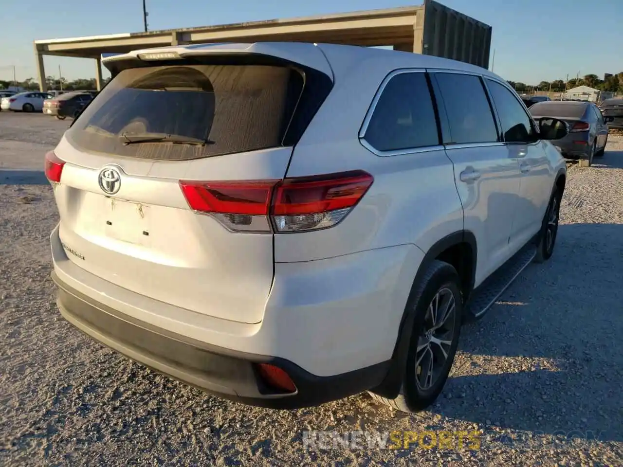 4 Photograph of a damaged car 5TDZZRFH9KS302708 TOYOTA HIGHLANDER 2019