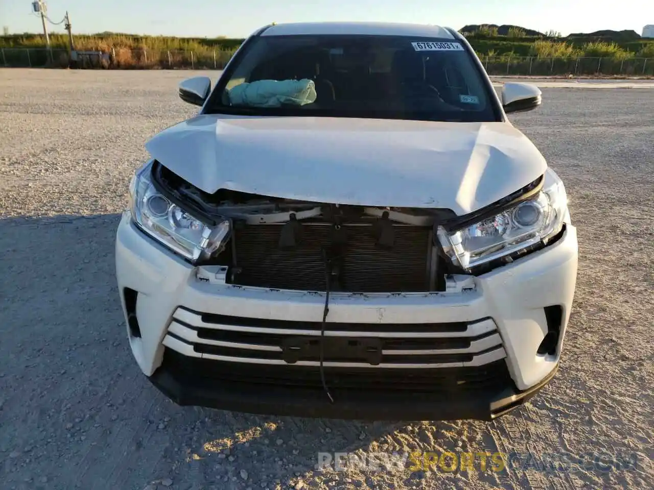 9 Photograph of a damaged car 5TDZZRFH9KS302708 TOYOTA HIGHLANDER 2019