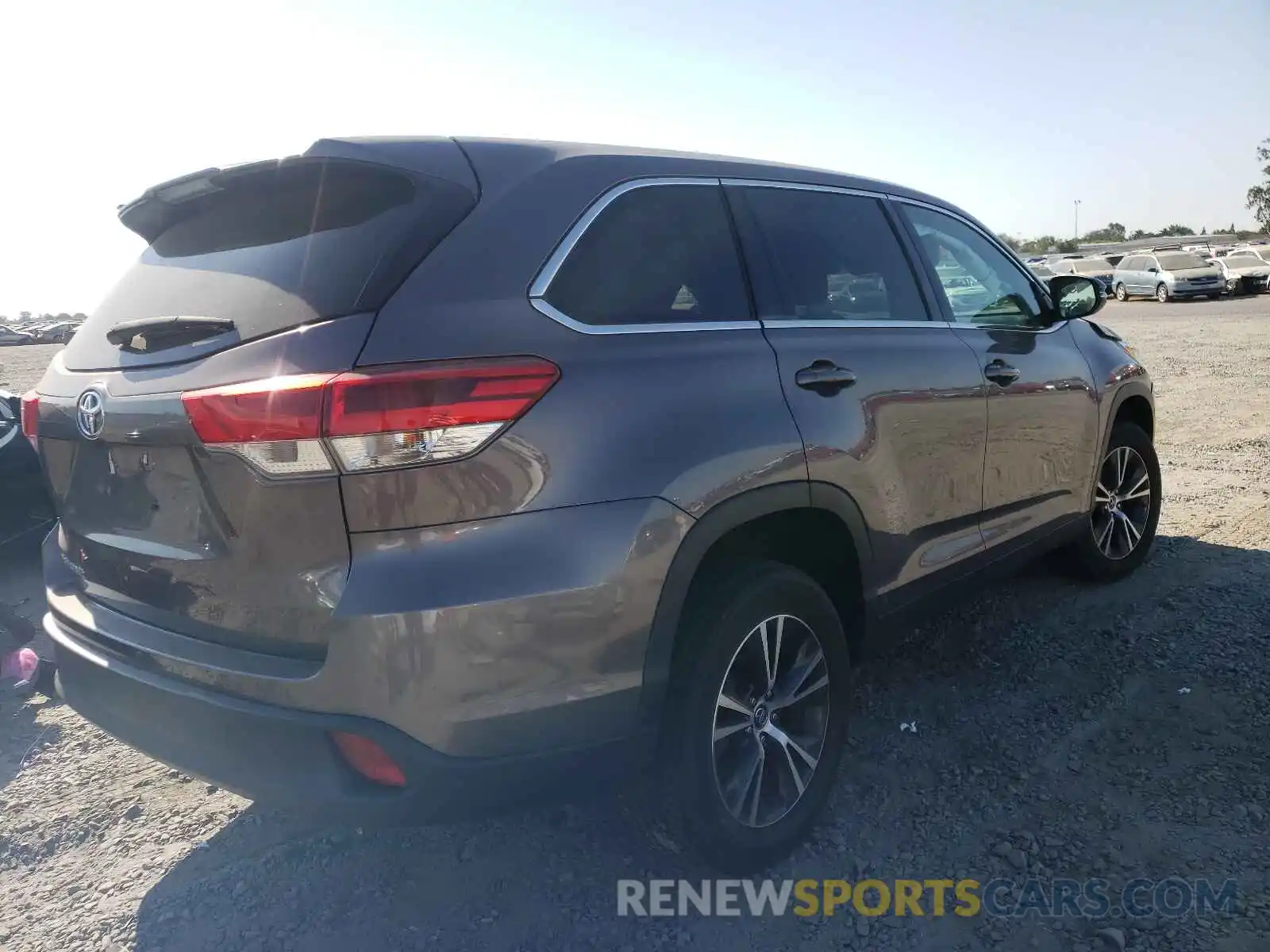 4 Photograph of a damaged car 5TDZZRFH9KS308816 TOYOTA HIGHLANDER 2019